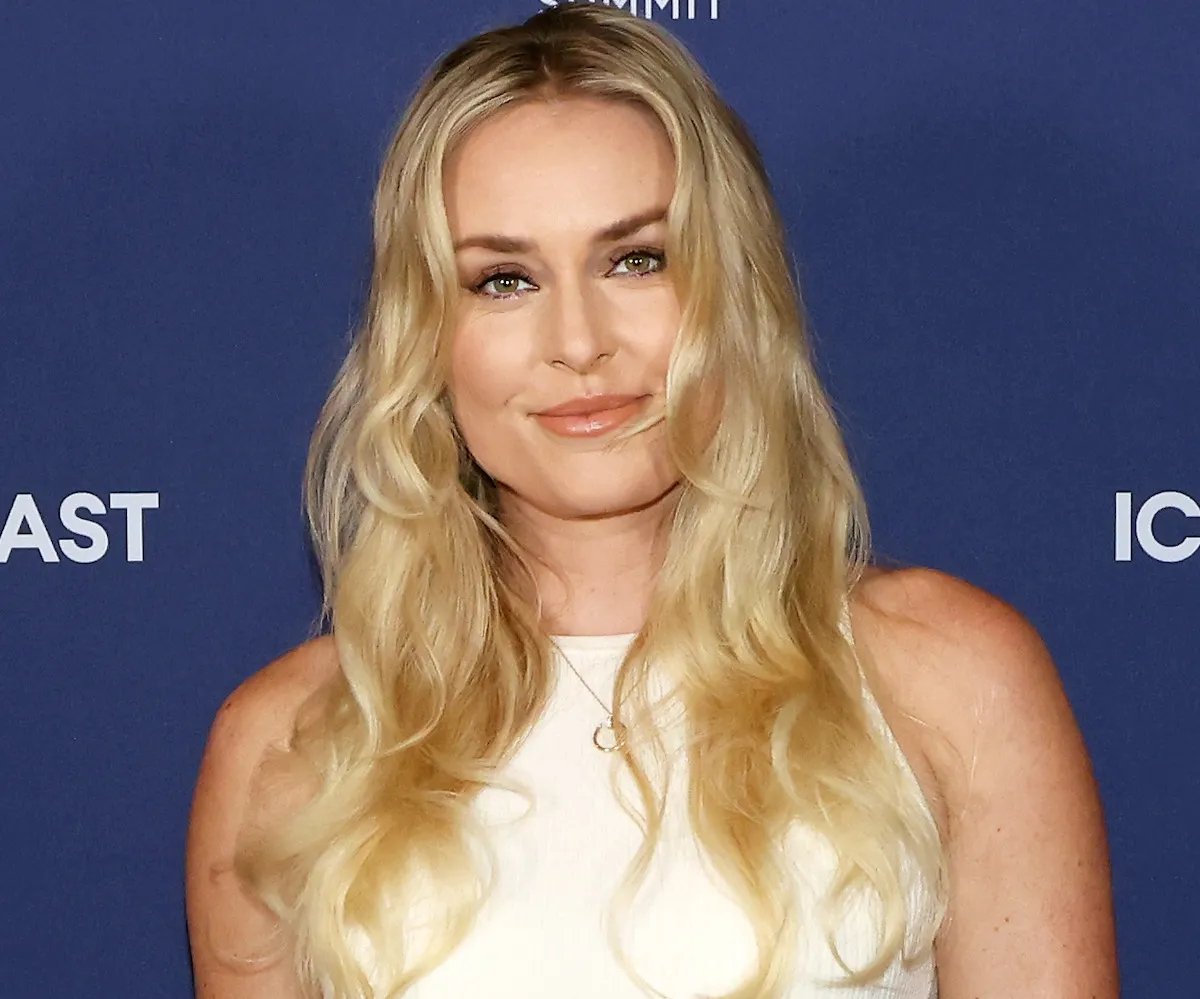 Lindsey Vonn in Two-Piece Workout Gear Says “First Step: Find the Gym”