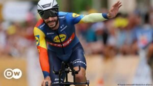 Cyclist Bernard fined for kissing wife – DW – 07/06/2024 Cyclist Bernard fined for kissing wife – DW – 07/06/2024