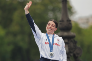 ‘Took a lot to get the motivation again’ – Anna Henderson bounces back from breaking collarbone twice to Olympic silver