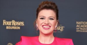 Kelly Clarkson ‘Won’t be Deterred’ From Post-Weight Loss Body Goals