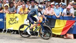 Gilbert detects an issue with Vingegaard’s knee: “Result of that crash? Muscle issue?”