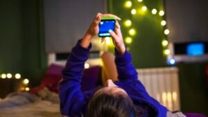 Tweens, screens and sleep: How parents can help kids get their zzzzz’s : Shots